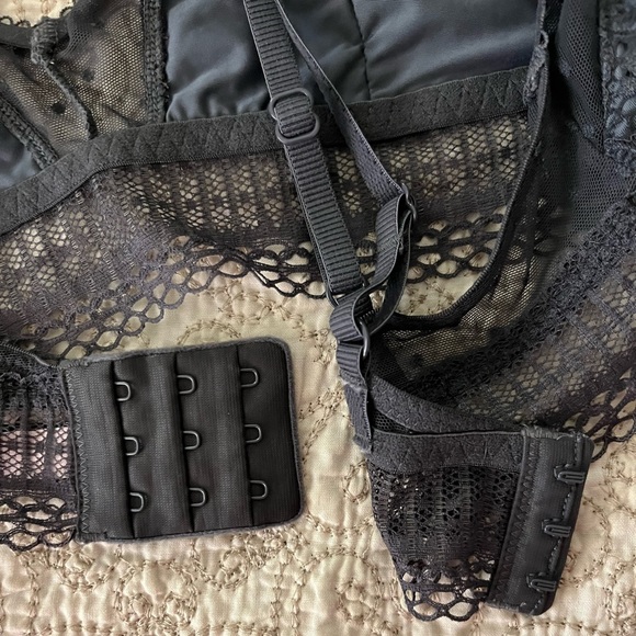 NWOT Victoria’s Secret Gray Lace Bralette - Picture 3 of 8